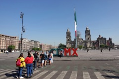 CDMX-skylten med Catedral Metropolitana de la Ciudad de México i bakgrunden, Plaza de la Constitución (Zócalo), Centro Histórico, Mexico City.