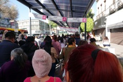 I kön för ersättningsbuss för vidare färd vid Isabel la Católica tunnelbanestation, Centro Histórico, Mexico City.