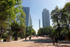 Vy mot The Ritz-Carlton och Torre BBVA, Bosque de Chapultepec, Mexico City.