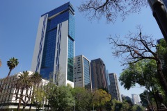 Skyskraporna trängs längs Av. P.º de la Reforma, Mexico City.