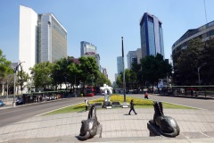 Gatuscen längs Av. P.º de la Reforma från Monument to Cuauhtémoc, Mexico City.