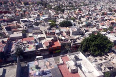 Utsikten från världens längsta (10,55 km) linbana för kollektivtrafik, linje 2 mellan Constitución de 1917 och Santa Marta, Mexico City.