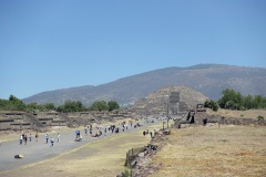 Månpyramiden (Pirámide de la Luna)  i den bortre änden av Dödens aveny (Calz. de los Muertos), Teotihuacán.