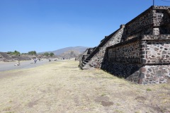 Byggnader längs Dödens aveny (Calz. de los Muertos) med Månpyramiden (Pirámide de la Luna) i bakgrunden, Teotihuacán.