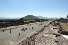 Solpyramiden (Pirámide del Sol) i den bortre änden av Dödens aveny (Calz. de los Muertos), Teotihuacán.