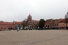 Rådhustorget med Cathedral-Basilica of St. Peter and St. Paul i bakgrunden, gamla staden, Kaunas.