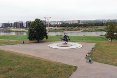 Utsikt från Kaunas slott mot Vytis-monumentet och floden Neris, gamla staden, Kaunas.