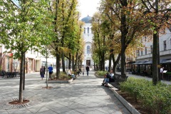 Fina gågatan Laisvės alėja (Frihetsavenyn) med Den helige ärkeängeln Mikaels kyrka synlig i bakgrunden, Kaunas.