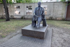 Monument of President Kazys Grinius, utanför Historical Presidential Palace, Kaunas.