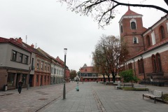 Cathedral-Basilica of St. Peter and St. Paul till höger i bild, Kaunas.