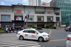 Taxi som väntar på att plocka upp besökare från Greenbelt, Makati, Manila.