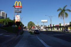 Gatuscen utanför McDonald's, San Benito, San Salvador.