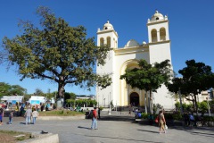 Catedral Metropolitana från Gerardo Barrios Plaza, San Salvador.