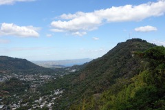 Utsikt över del av San Salvador och en skymt av Ilopangosjön från Mirador de Los Planes de Renderos.