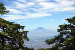 San Salvador med Volcán de San Vicente och ytterligare en vulkan i bakgrunden.