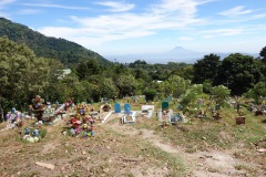 Vackert belägen kyrkogård längs vägen under promenaden ner från Parque Nacional El Boquerón, Volcán San Salvador.