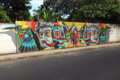Murmålning längs gata i Joya de Ceren.