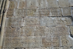 Skrift på väggen på en av de två kyrkorna i Ananuri-fortet.
