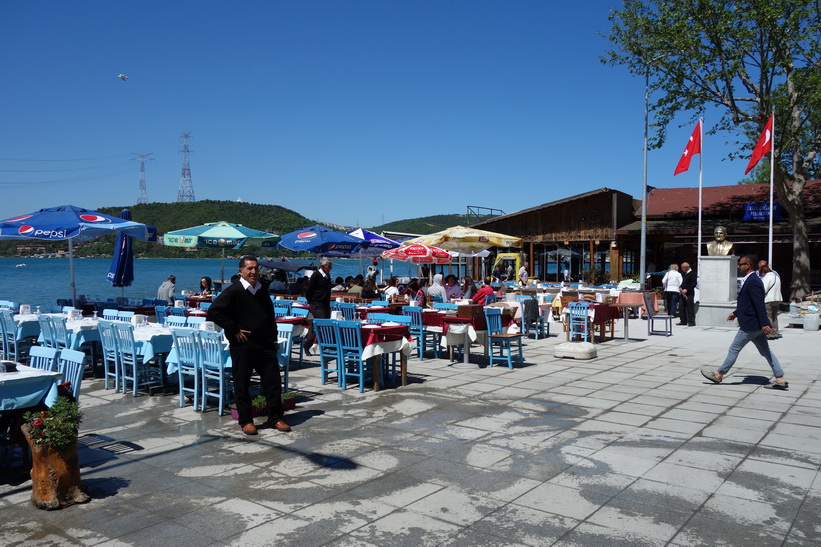 Restaurangägarna var ivriga att ragga upp kunder bland passagerarna från den nyanlända färjan, Anadolu Kavağı, Istanbul.