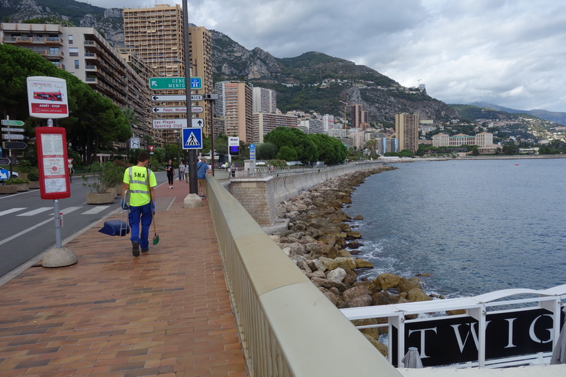 Gatuscen i Monaco med en renhållningsarbetare framför mig.